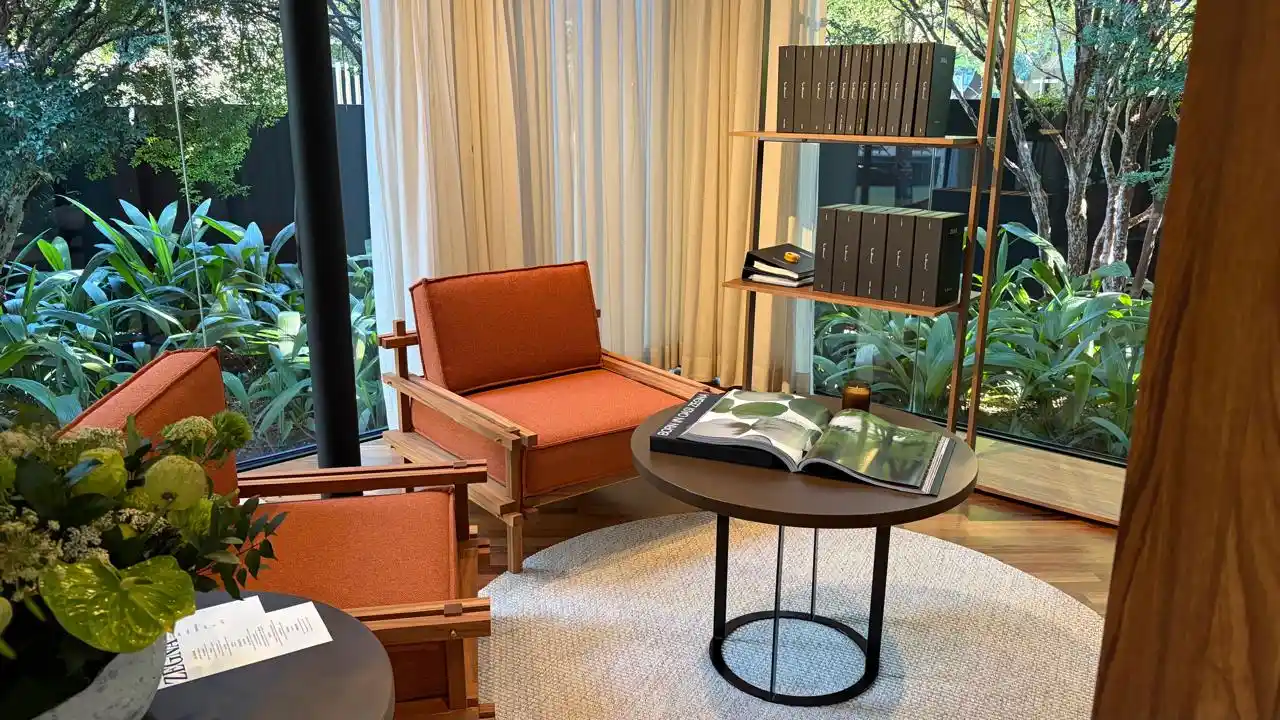 Showroom com livro Zegna